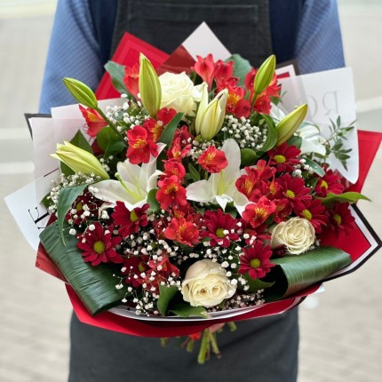 Букет "Вальс" из роз, хризантем и лилии с доставкой в по Ярославлю